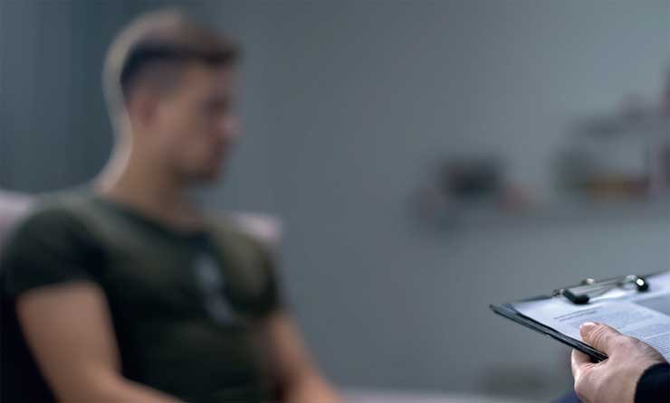 Алкоголізм у родині військового: як допомогти, коли сам на межі Алкоголізм у родині військового: як допомогти, коли сам на межі