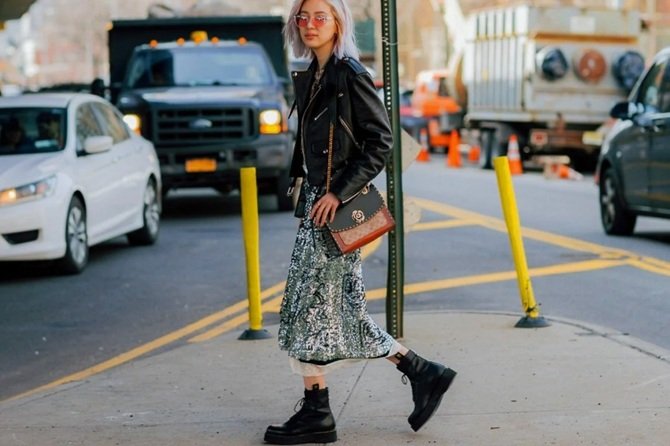 жінка на вулиці в чорних черевиках на платформі