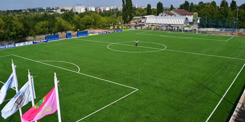 “Футбольне поле Динамо-Арена, W7MC+76, Харків”
