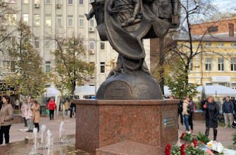 Харків: Сквер мислителів у Міському парку – оаза думок