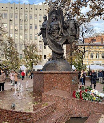 Харків: Сквер мислителів у Міському парку – оаза думок