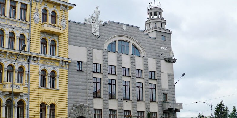 Університет X6RJ+CR Харків: Консерваторія та освіта