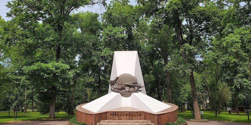 “Молодіжний парк у Харкові: відпочинок в центрі міста”