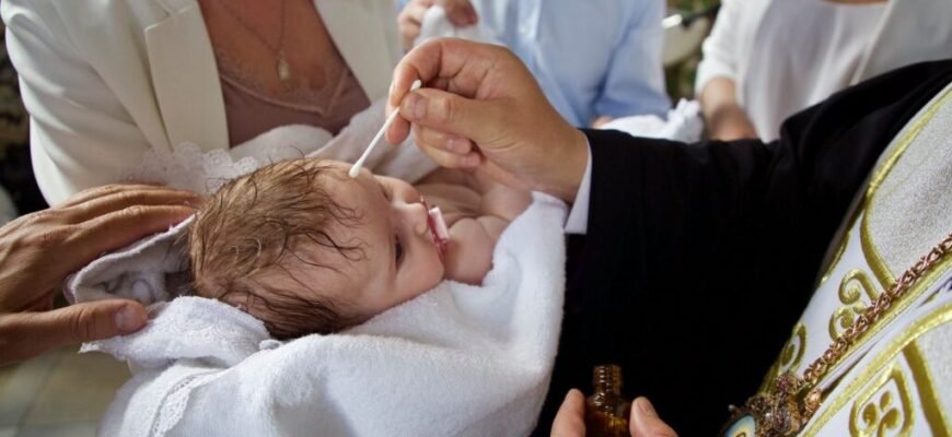 Чи можна хрестити дитину один в одного: правила та традиції хрещення
