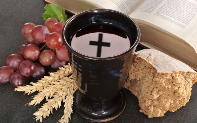 Чи можна пити воду перед причастям: поради та рекомендації священників