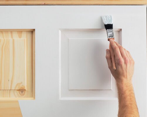 Чи можна білі двері пофарбувати під дерево: поради та рекомендації