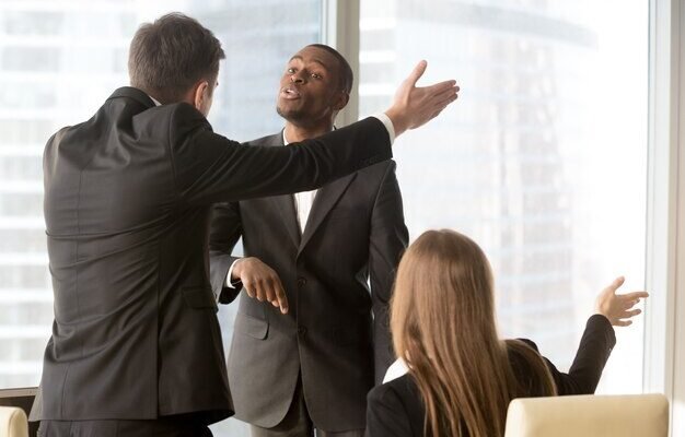 Чи можна подати в суд за образу: юридичні аспекти та поради