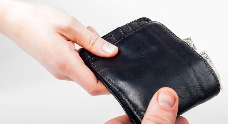 Чи можна дарувати гаманець: правила подарунку і народні прикмети