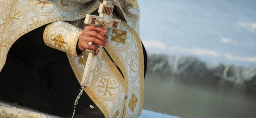 Чи можна давати свячену воду з дому: думки і поради експертів