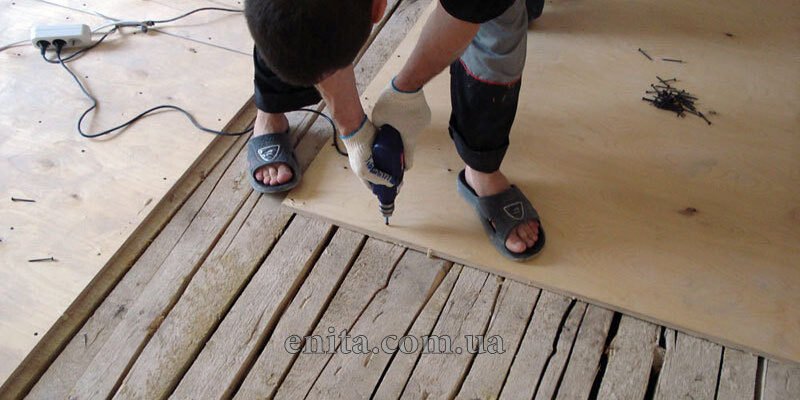 Чи можна стелити лінолеум на дерев’яну підлогу: поради та рекомендації