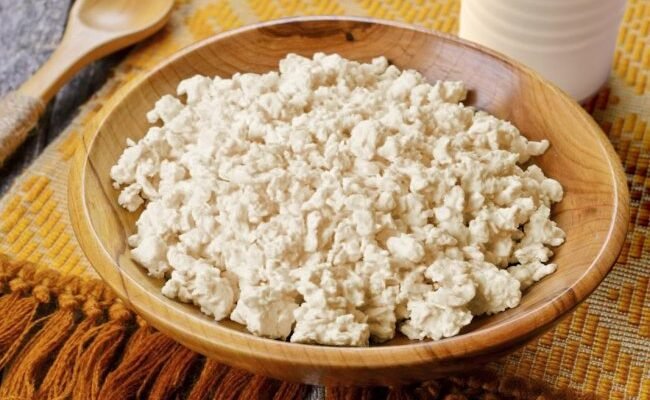 Чи можна їсти творог на ніч: користь, ризики та поради дієтологів