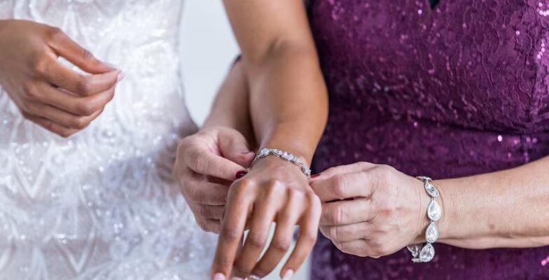 Ювелірні деталі образу: як браслети та сапфірові каблучки змінюють стиль жінки