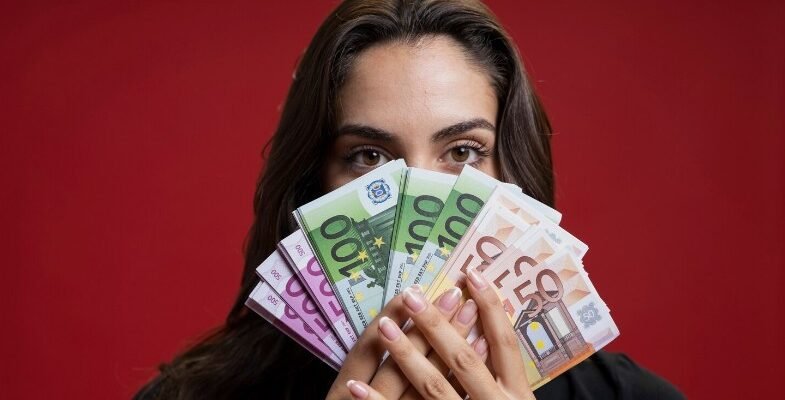 Гроші «під подушкою» чи у валюті: як українці насправді приймають фінансові рішення Гроші «під подушкою» чи у валюті: як українці насправді приймають фінансові рішення