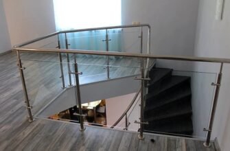 Стеклянные перила на стальных стойках: эстетика и прочность в дизайне лестниц