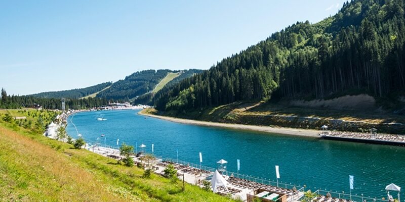 Загадкове Карпатське море: всі переваги відпочинку на озері Молодості у Буковелі